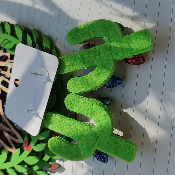 NWT Jewelry CHRISTMAS Green Beaded Cactus Earrings - Picture 2 of 4